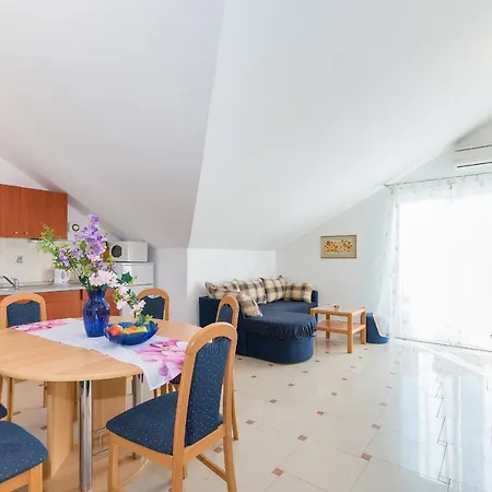 Apartment By The Sea - 18603 Vir