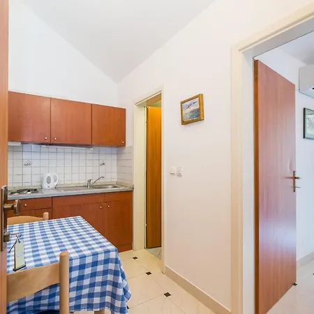 Apartment By The Sea - 18603 Vir